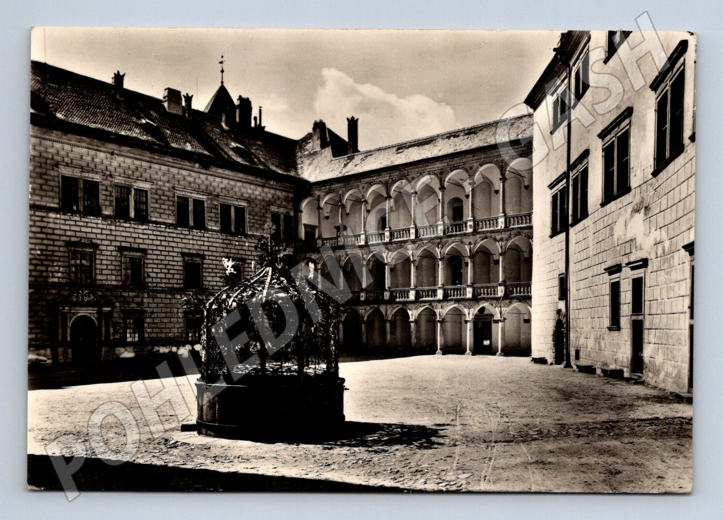 Pohlednice Jindřichův Hradec zámek nádvoří studna 1945 (M32294)