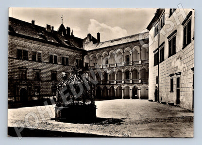 Pohlednice Jindřichův Hradec zámek nádvoří studna 1945 (M32294)