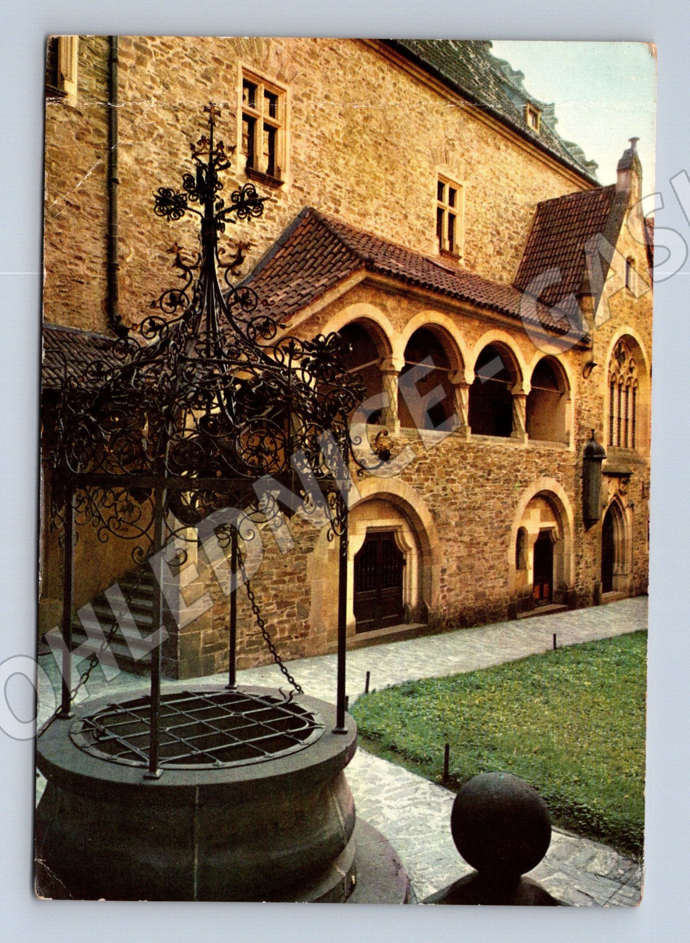 Pohlednice Bouzov hrad vnitřní nádvoří studna (M32373)