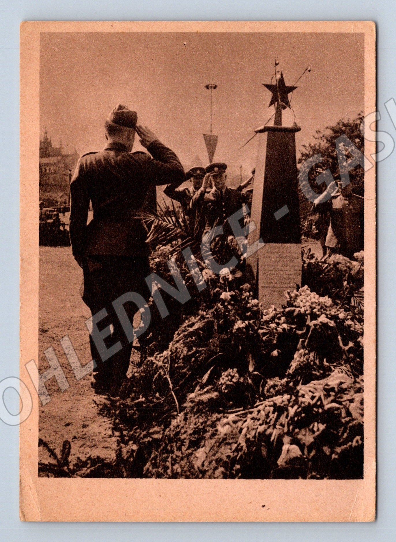 Pohlednice Květen 1945 Sovětský voják u pomníku (M32444)