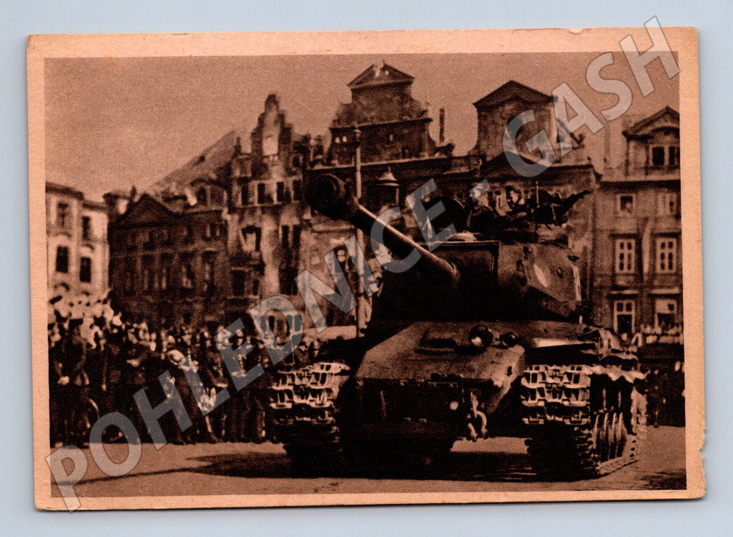 Pohlednice tank na náměstí osvobození Květen 1945 (M32450)
