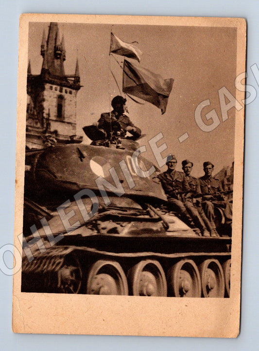 Pohlednice Květen 1945 tank s vojáky (M32451)