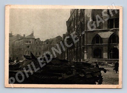 Pohlednice Praha Staroměstské náměstí zničený tank (M32460)