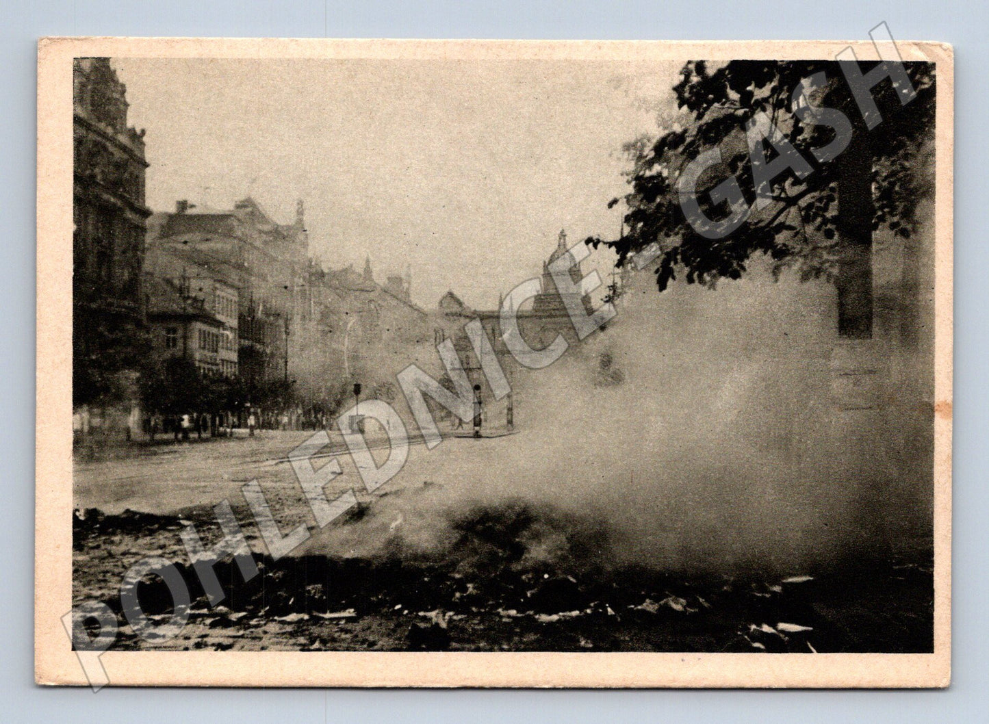 Pohlednice Praha Václavské náměstí pálení Hitlerů 1945 (M32462)