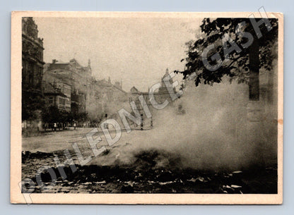 Pohlednice Praha Václavské náměstí pálení Hitlerů 1945 (M32462)