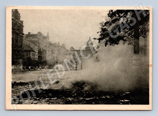 Pohlednice Praha Václavské náměstí pálení Hitlerů 1945 (M32462)