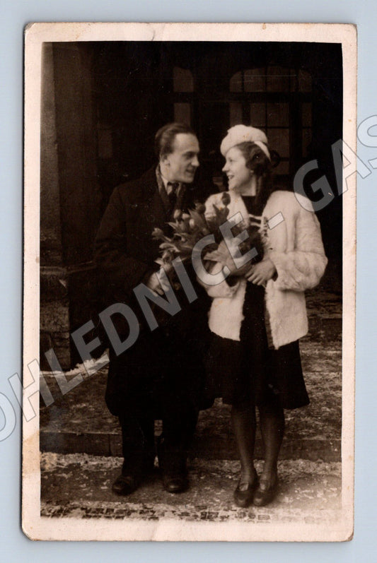 Stará fotografie pár s květinami (M32488)
