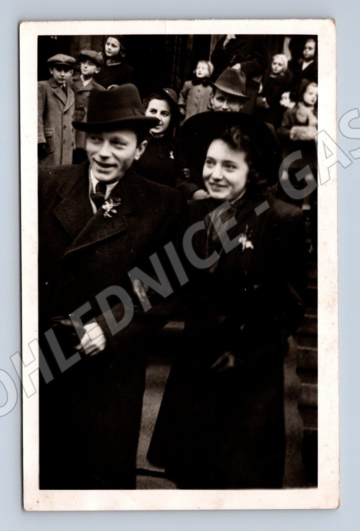 Stará fotografie Praha usměvavý pár s lidmi (M32490)