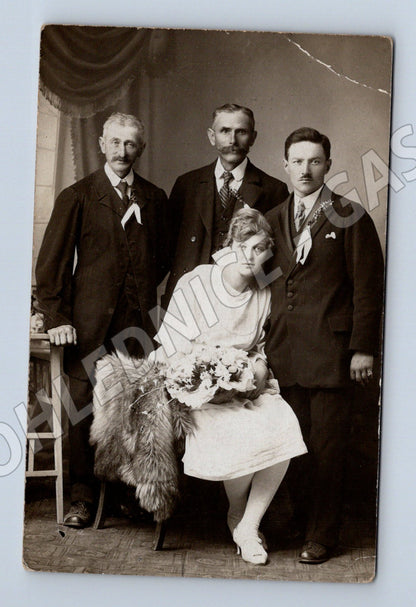 Pohlednice ateliérová svatební skupina (M32492)