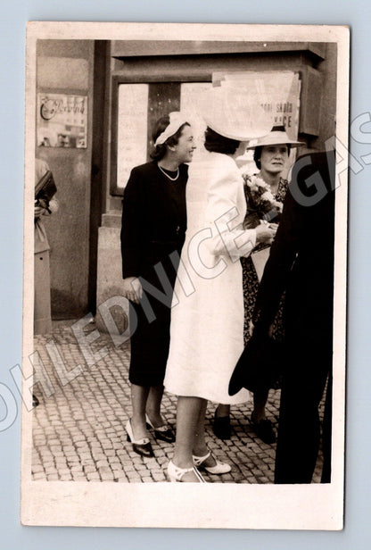 Stará fotografie dvě ženy na ulici (M32498)