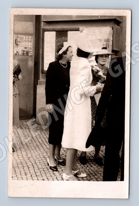 Stará fotografie dvě ženy na ulici (M32498)