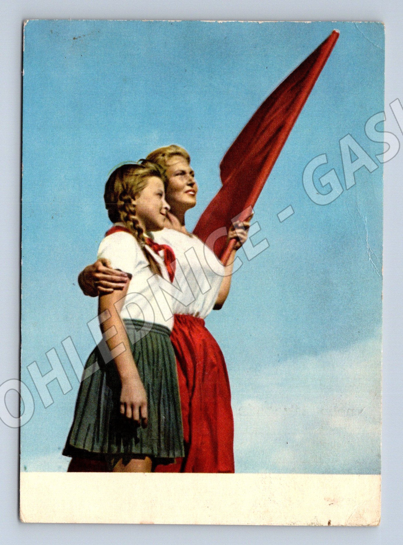 Pohlednice Dívky s rudým praporem Mezinárodní den žen (M32614)