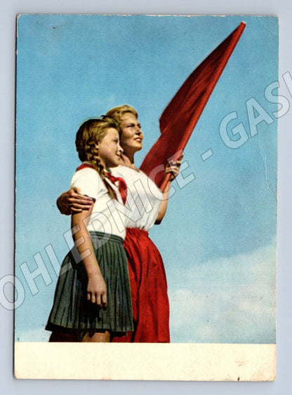 Pohlednice Dívky s rudým praporem Mezinárodní den žen (M32614)