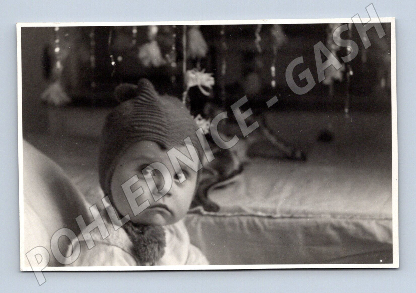 Stará fotografie miminko v pletené čepici (M32628)