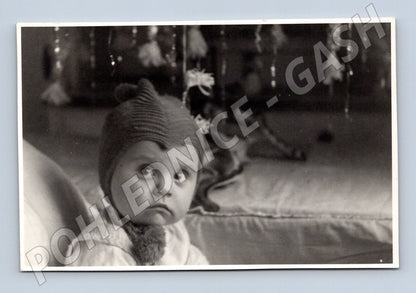 Stará fotografie miminko v pletené čepici (M32628)