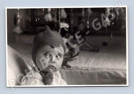Stará fotografie miminko v pletené čepici (M32628)