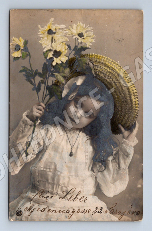 Pohlednice Bosna dívka s květinami (M32630)