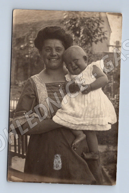 Pohlednice žena s dítětem (M32635)