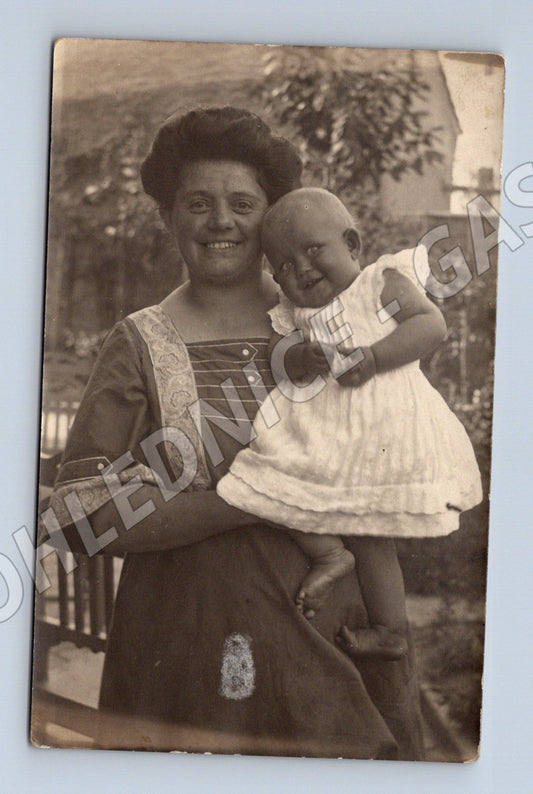 Pohlednice žena s dítětem (M32635)