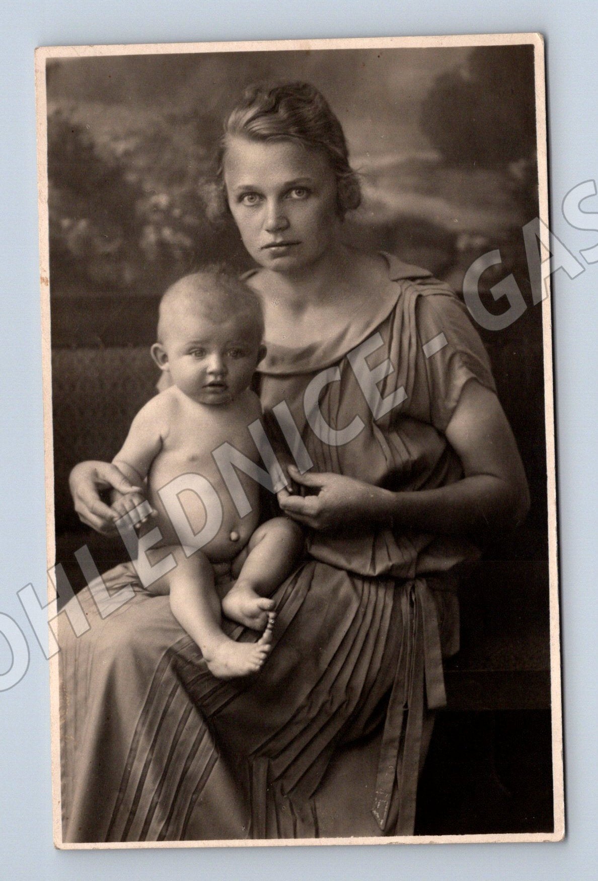 Pohlednice žena s dítětem rodinný portrét 1924 (M32636)