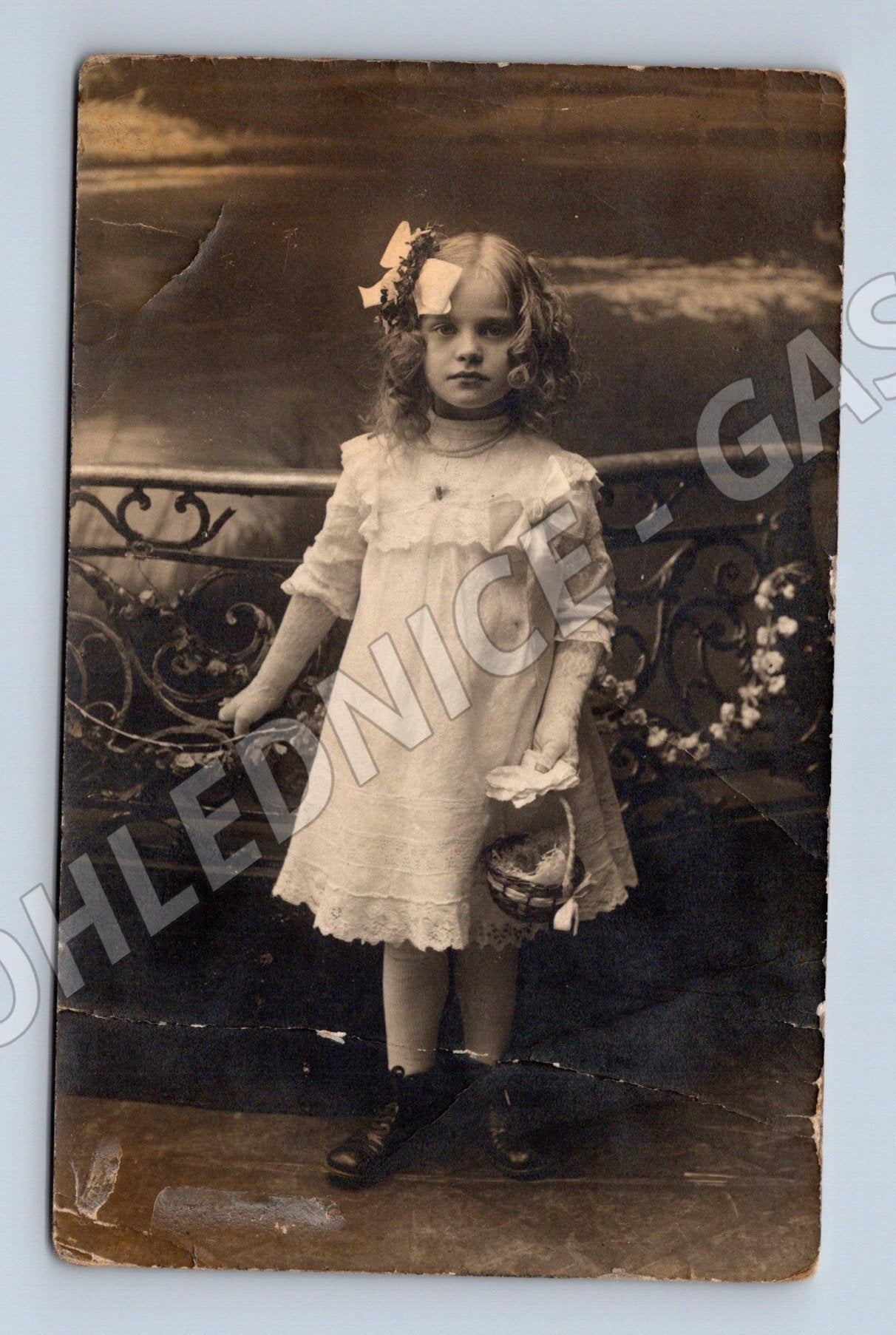 Pohlednice dívka s košíčkem (M32637)