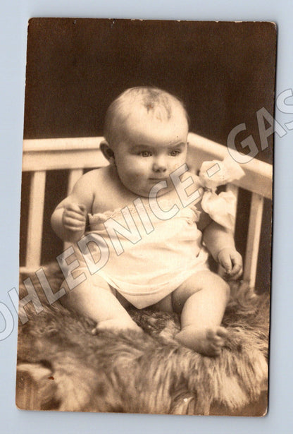 Pohlednice miminko v postýlce (M32638)