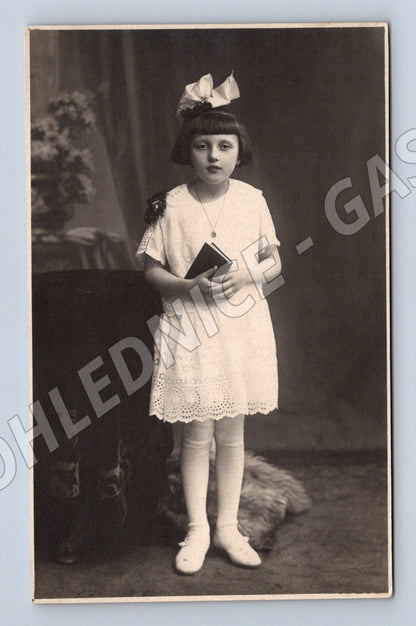 Pohlednice mladá dívka s knihou ateliérový portrét (M32639)