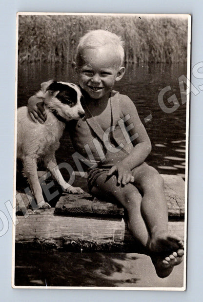 Stará fotografie usměvavé dítě se psem (M32641)