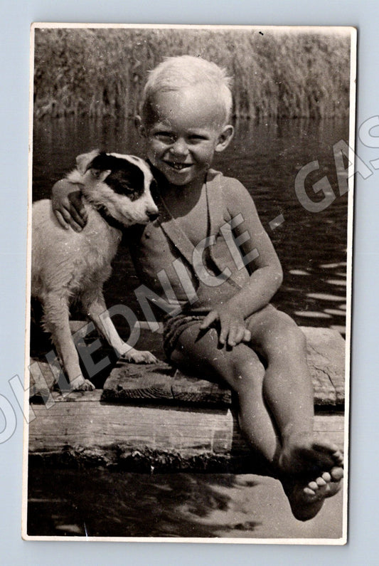 Stará fotografie usměvavé dítě se psem (M32641)