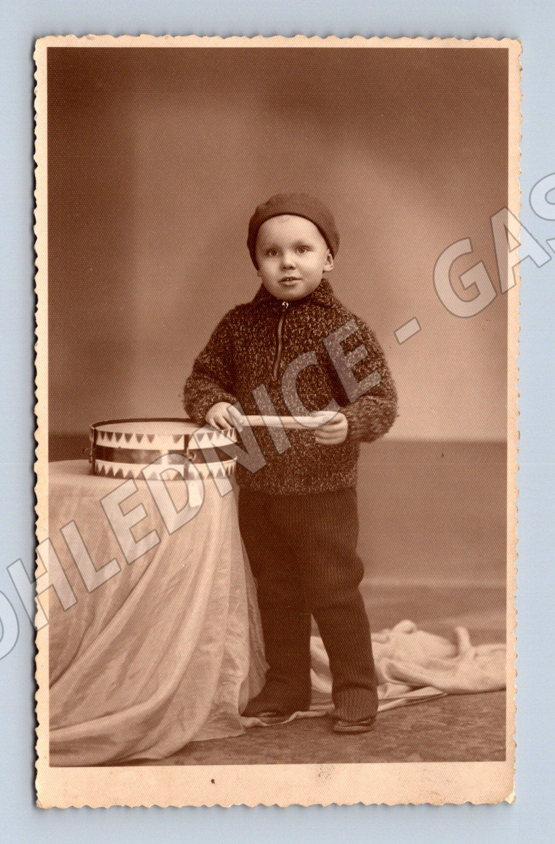 Stará fotografie chlapec s košíkem (M32644)