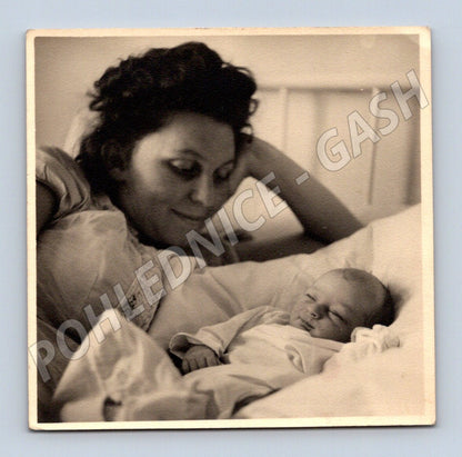 Stará fotografie žena s miminkem (M32648)