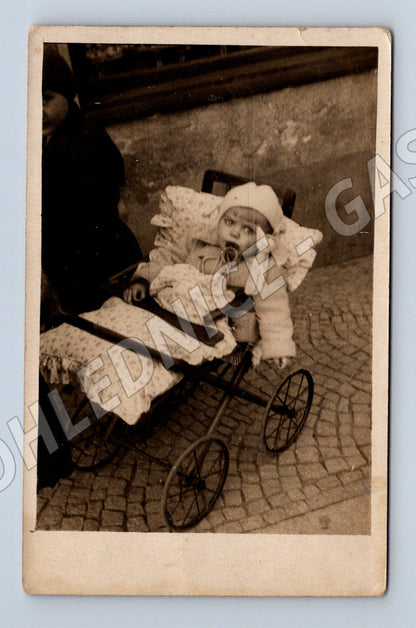 Pohlednice dítě v kočárku (M32652)