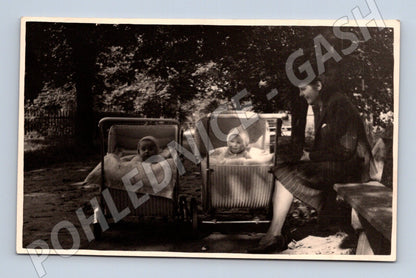 Stará fotografie žena s dvojčaty v kočárcích (M32653)