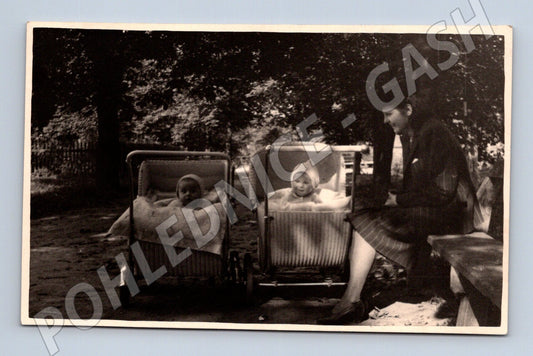 Stará fotografie žena s dvojčaty v kočárcích (M32653)