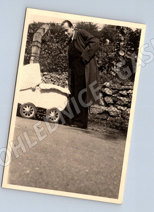 Stará fotografie muž s kočárkem (M32655)