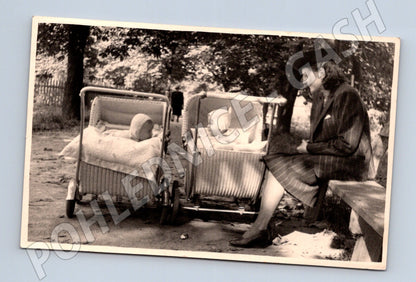 Stará fotografie žena s dvojčaty v kočárcích (M32656)