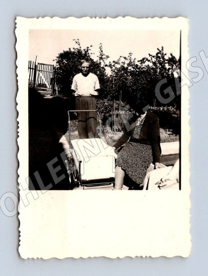 Stará fotografie dvě ženy venku u stolu (M32658)