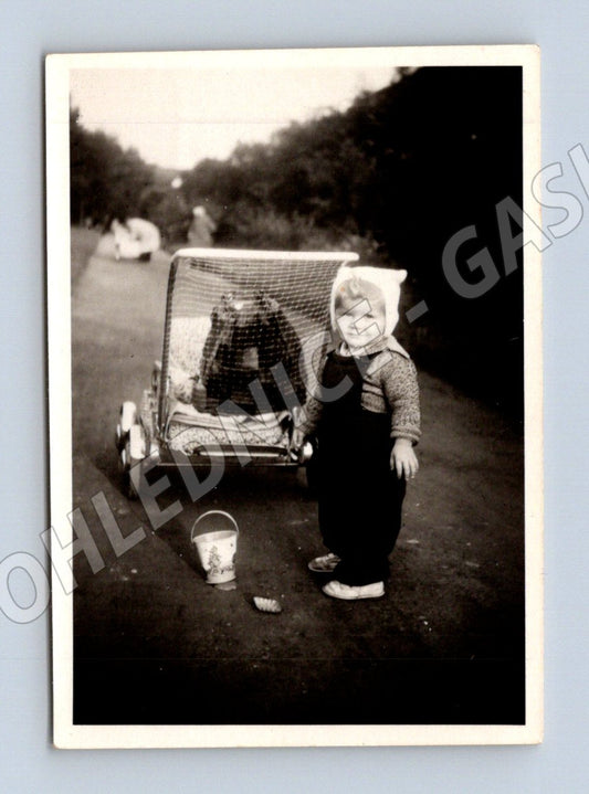 Stará fotografie dítě s kočárkem (M32659)