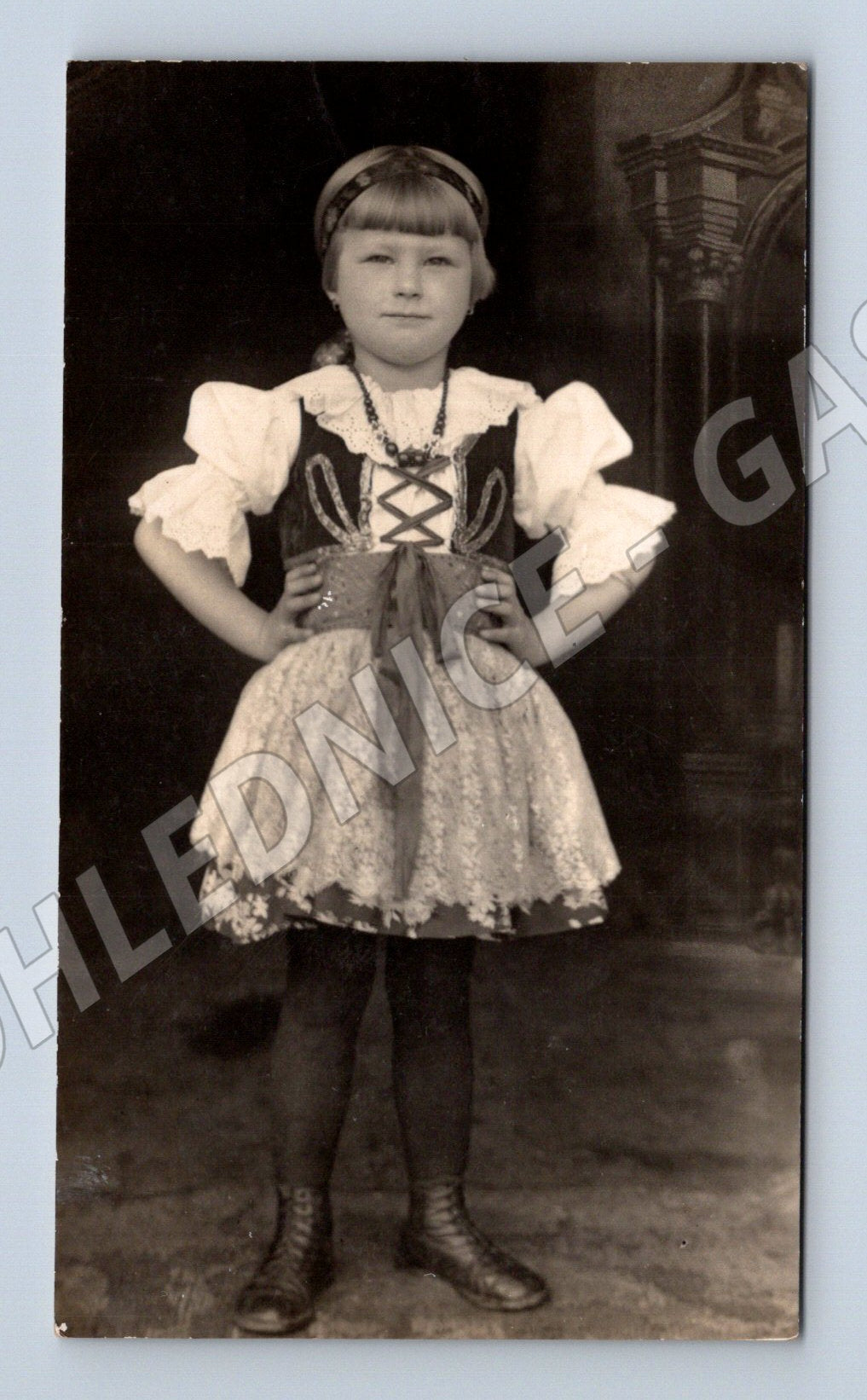 Pohlednice dívka v kroji (M32664)