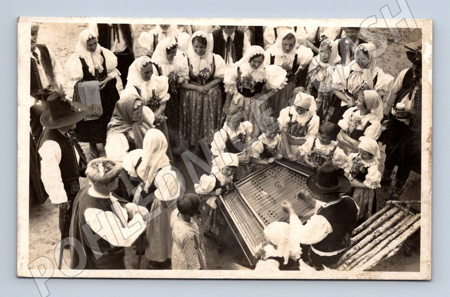Pohlednice Rožnov p. Radhoštěm kroje cimbál Protektorát (M32665)