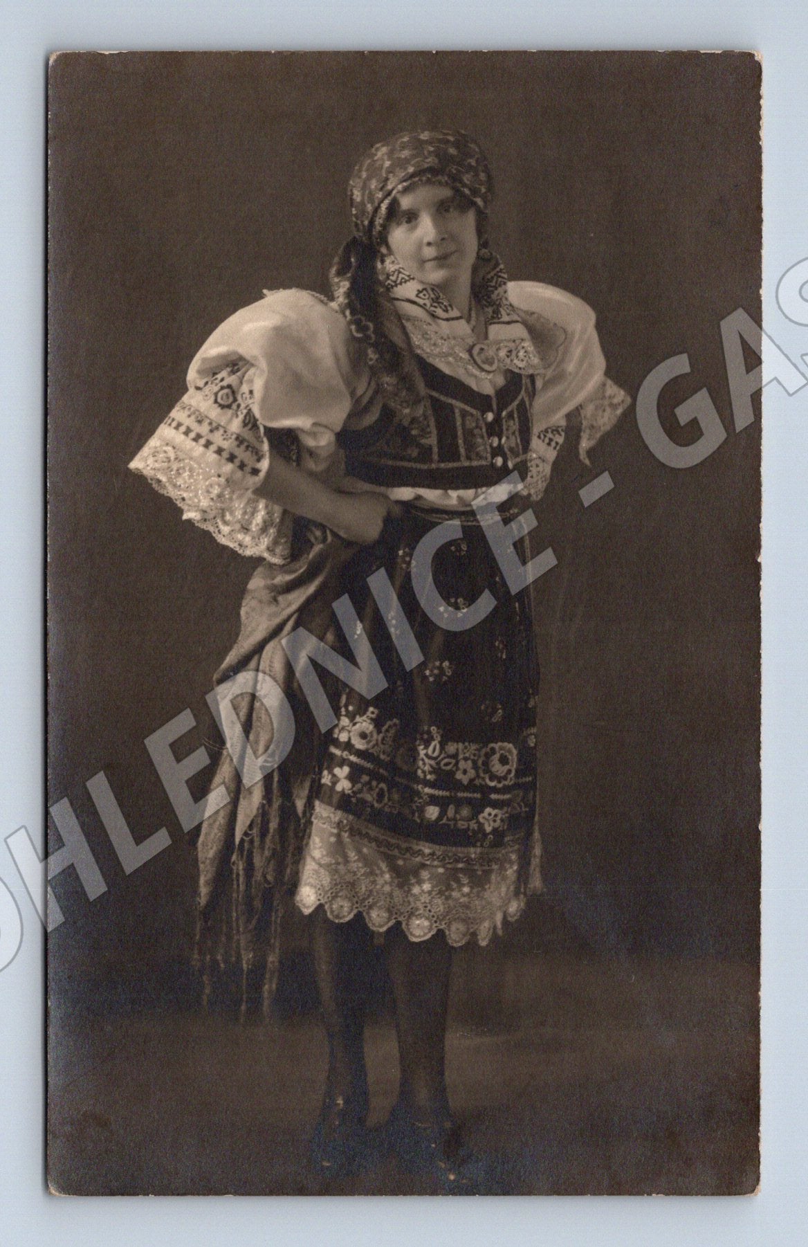 Pohlednice žena v lidovém kroji etnografie (M32668)
