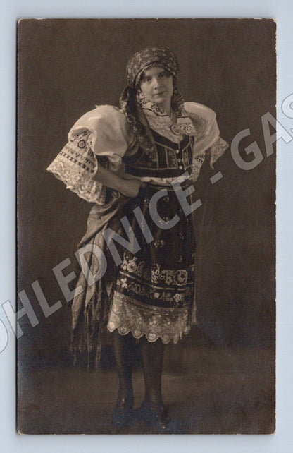Pohlednice žena v lidovém kroji etnografie (M32668)