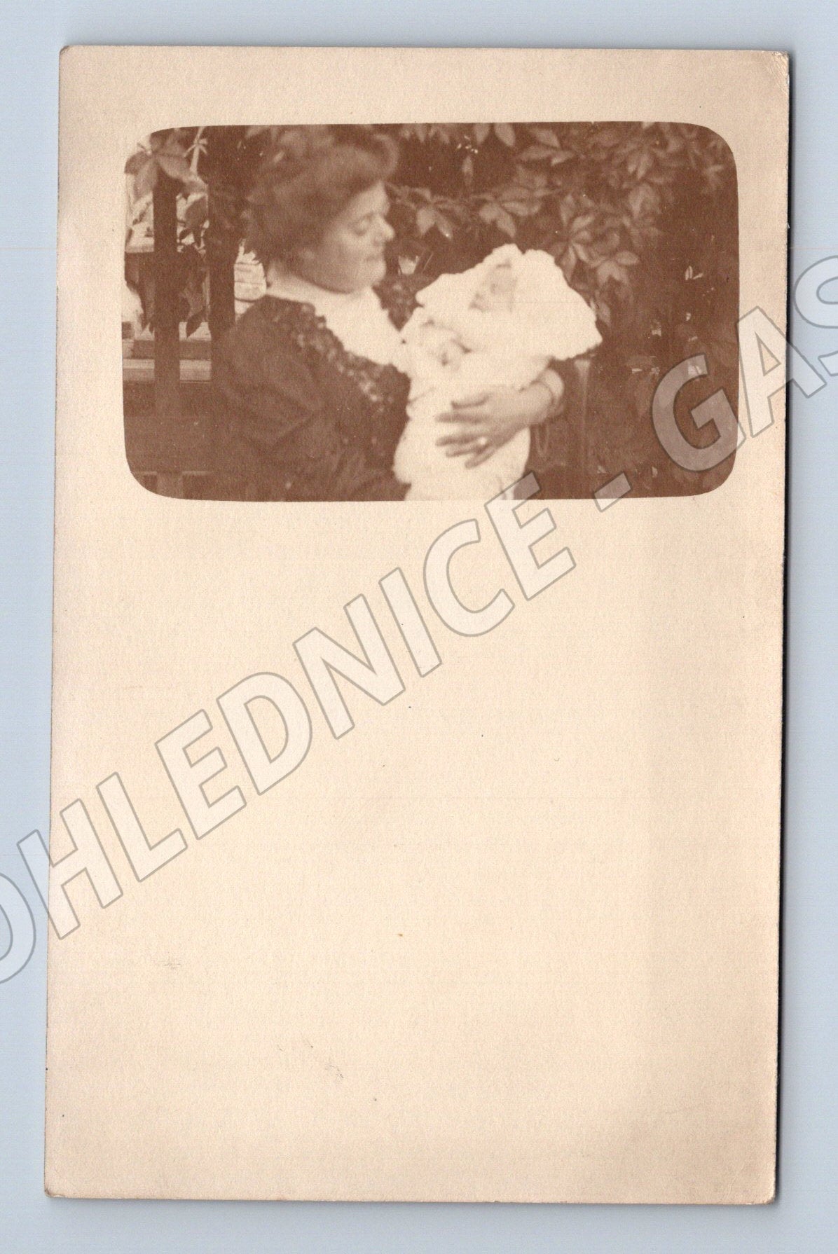 Pohlednice žena s dítětem (M32679)
