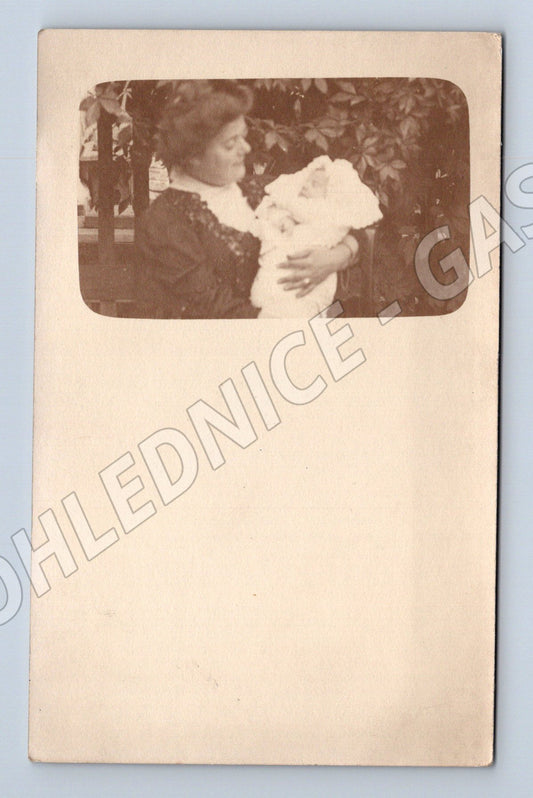 Pohlednice žena s dítětem (M32679)