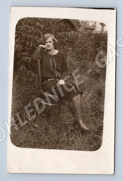 Stará fotografie žena s židlí v zahradě 1925 (M32685)
