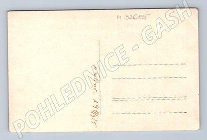 Stará fotografie žena s židlí v zahradě 1925 (M32685)
