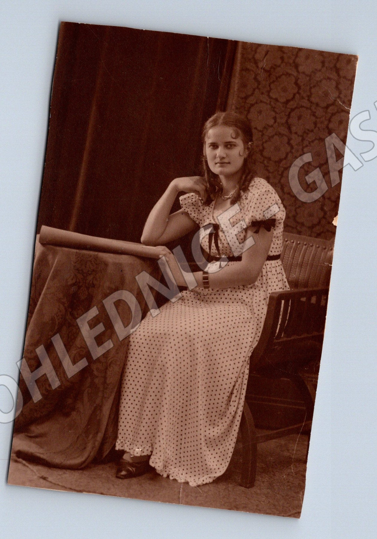 Stará fotografie žena v puntíkatých šatech (M32687)