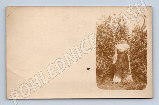 Pohlednice žena v krajině (M32694)