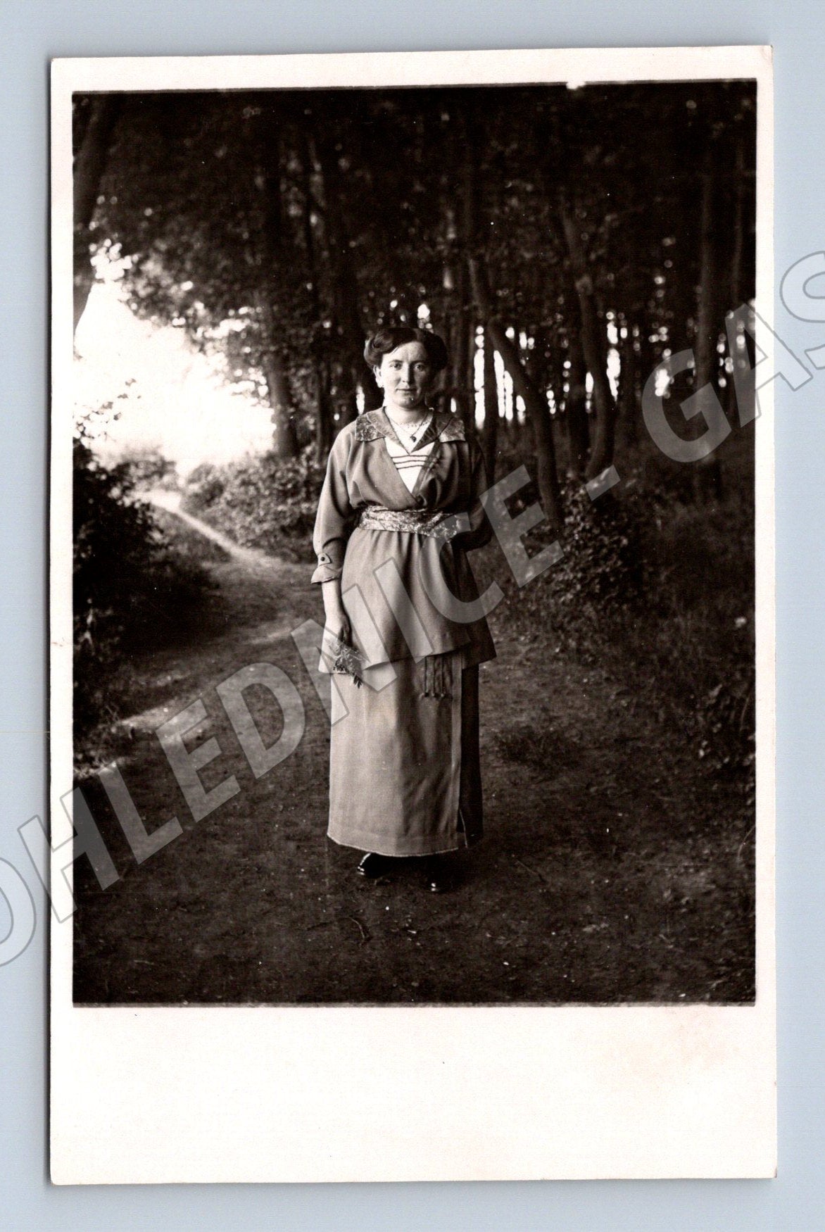 Stará fotografie žena v přírodě (M32697)
