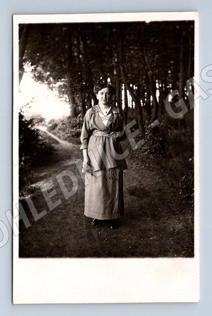 Stará fotografie žena v přírodě (M32697)